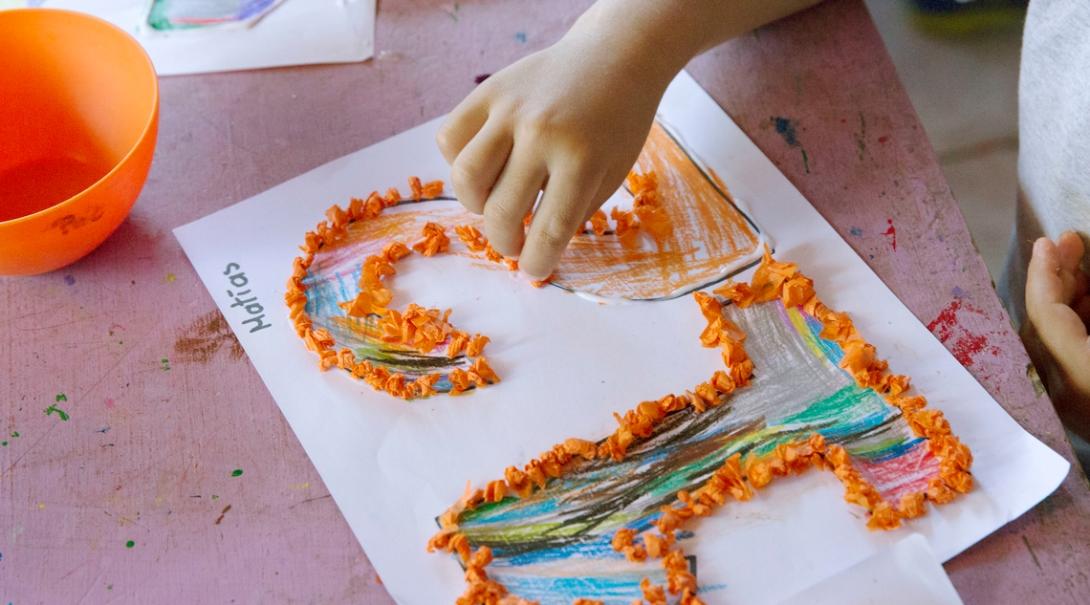 A kid in Costa Rica doing arts and crafts on the childcare placement Arts and crafts session in Costa Rica on the Projects Abroad childcare volunteer placement